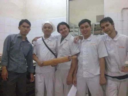 Saya dan beberapa teman di pabrik